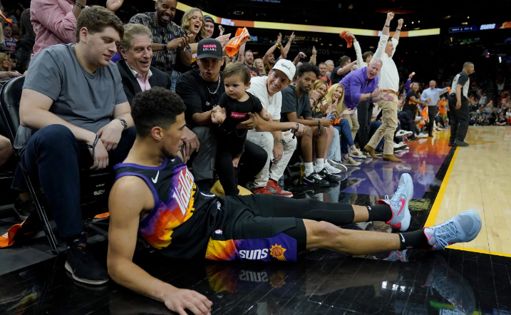 Devin Booker, en duda por lesión en el tendón de la corva