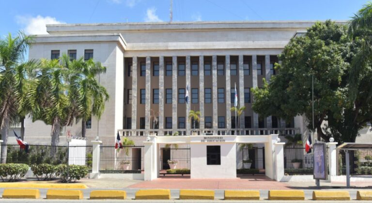 Ministerio de Educación llama al reinicio de docencia este lunes 18