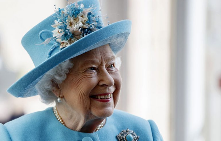 Isabel II aparece sonriente y sin bastón a unas semanas de las celebraciones del jubileo