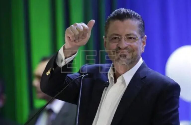 Costa Rica elige como presidente al polémico economista Rodrigo Chaves