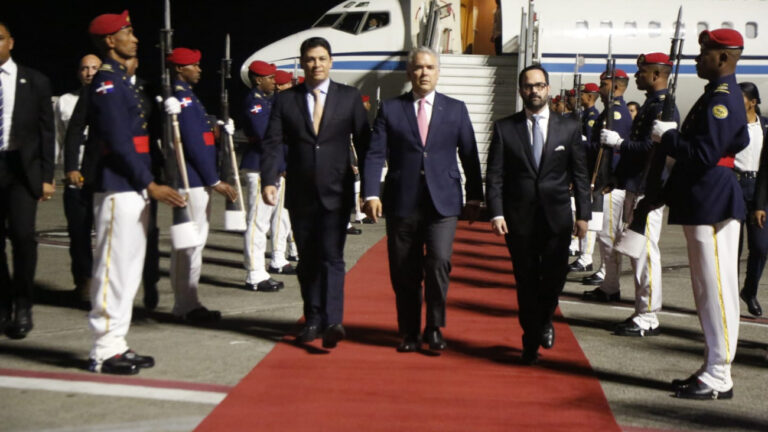 Presidente colombiano, Iván Duque, llegó al país en vuelo privado por AILA