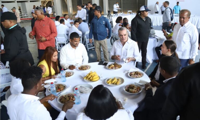 Presidente Luis Abinader almuerza con jóvenes de Pantoja y Pedro Brand