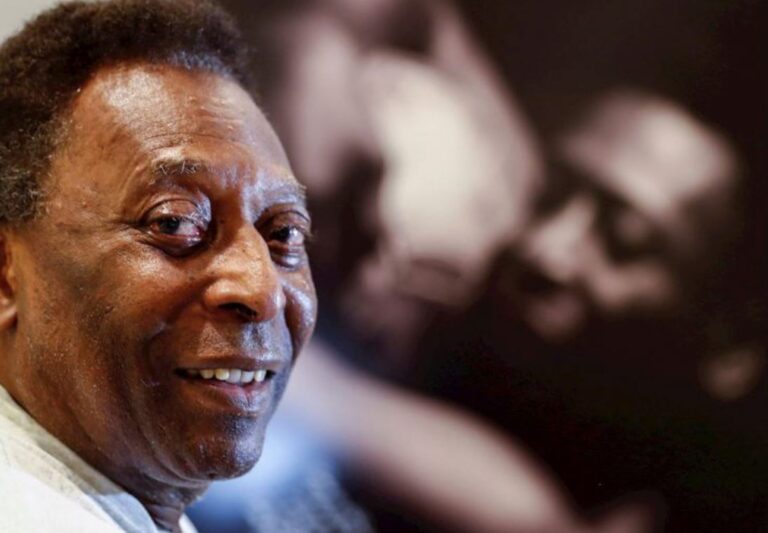 Pelé hospitalizado de nuevo para seguir tratamiento contra el cáncer