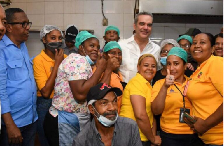 Presidente Abinader visita sede Central de Comedores Económicos