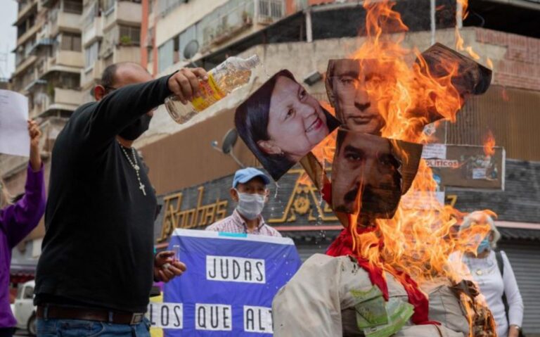 Putin y Maduro, quemados como «Judas» en Caracas