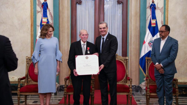 Presidente Abinader condecora a Guillo Carias con la Orden Heráldica de Cristóbal Colón en el Grado de Caballero
