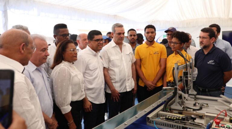 Presidente Abinader inaugura centro de capacitación del Programa 14-24 en Los Alcarrizos