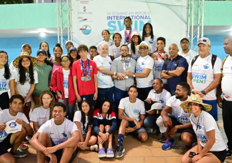 Nadadores del Distrito ganan Campeonato Nacional