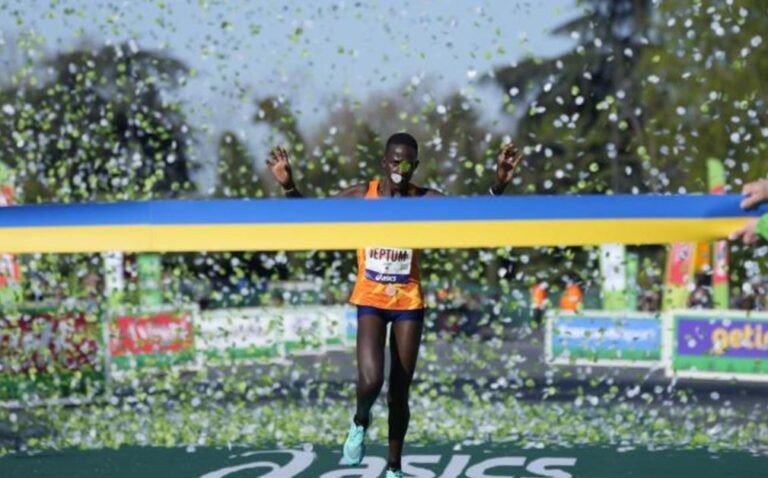 keniana Jeptum impone récord en el maratón de París