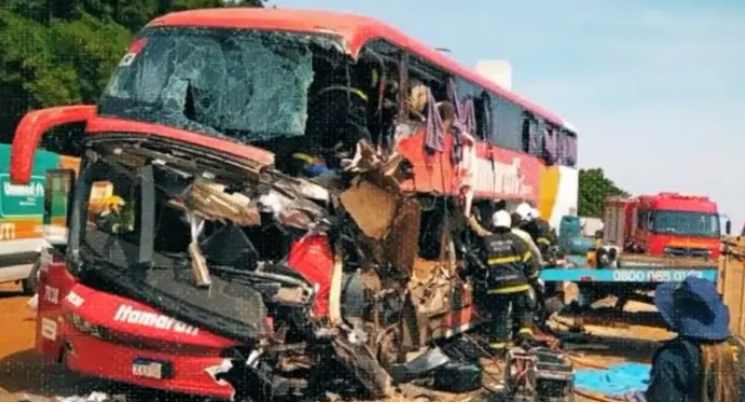 Al menos 12 muertos al chocar autobús con camión en carretera brasileña