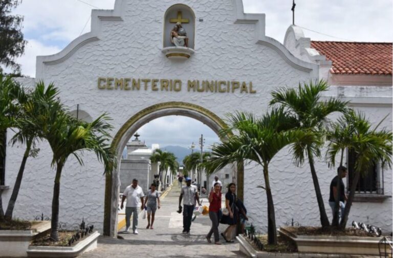 Cientos de personas acuden a cementerios de Santiago con motivo del Día de las Madres