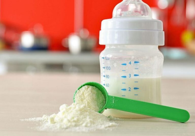 Llegan 31 toneladas de latas de leche en polvo para combatir la escasez en EEUU
