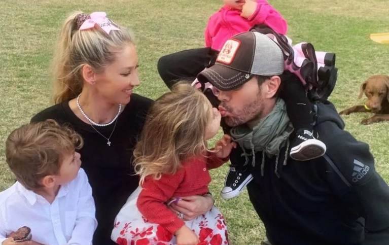 Enrique Iglesias y Anna Kournikova posan por primera vez juntos con sus tres hijos