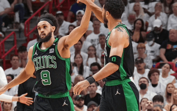 Brown y Tatum unen fuerzas y Celtics se van al frente 3-2 en serie final del Este