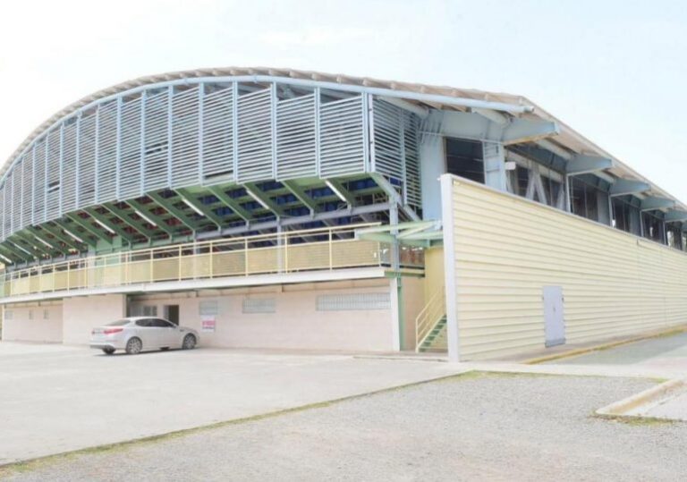 Ministro de Deportes anunció la construcción de una pista de atletismo, multiuso y dos techados en El Seibo