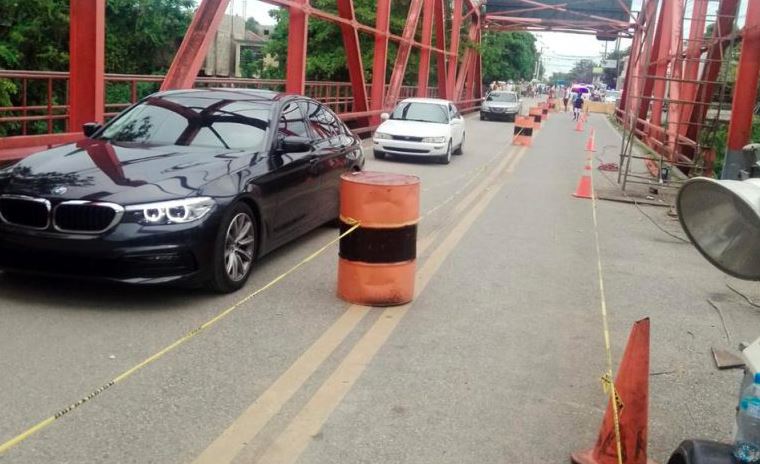 Autoridades reanudan paso de vehículos livianos y peatones por el puente Cangrejo