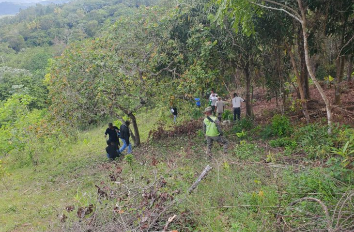 Desmantelan viviendas, conucos, empalizadas y apresan desaprensivos en Área protegida Loma Novilleros en Villa Altagracia