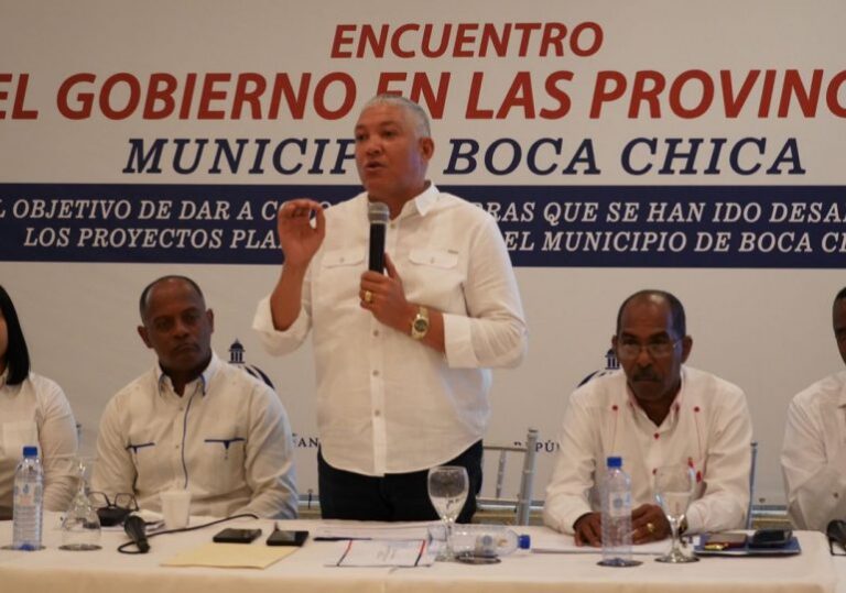Director de la OMSA escucha a munícipes de Boca Chica sobre gestión de Luis Abinader