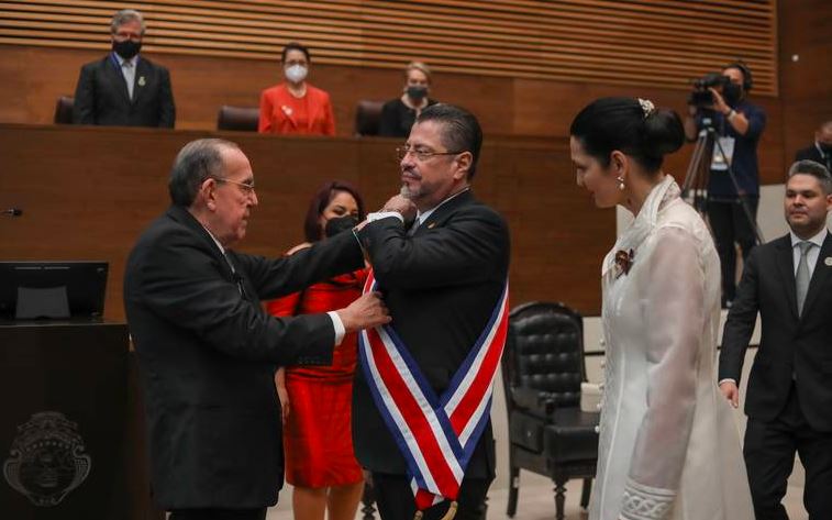 Economista Rodrigo Chaves asume presidencia de Costa Rica