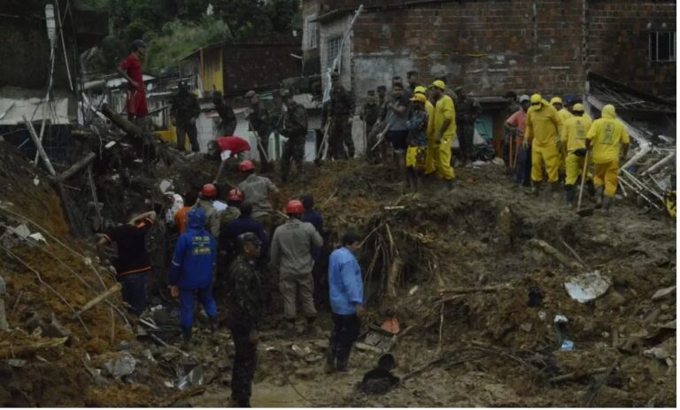 Al menos 84 personas mueren por fuertes lluvias en región Brasil
