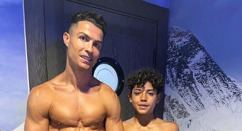 Cristiano Ronaldo y su hijo CR Jr. de 11 años, muestran sus ejercitados abdomen
