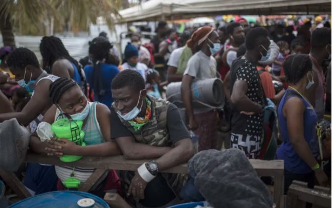 Continúa salida de haitianos de barrios de la capital Haití