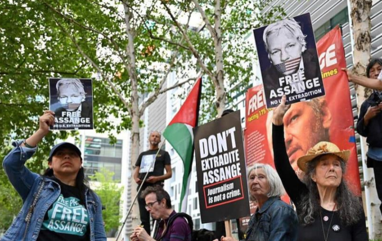 Entre 200 y 300 personas protestan en Londres contra extradición de Julian Assange