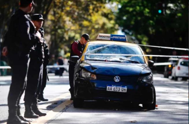 Un chofer sufre ACV en plena calle y atropella tres turistas en Argentina