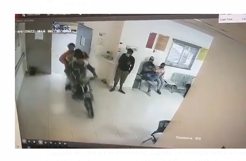 Un motorista irrumpe sala de emergencia de hospital en Higüey con herido a bordo