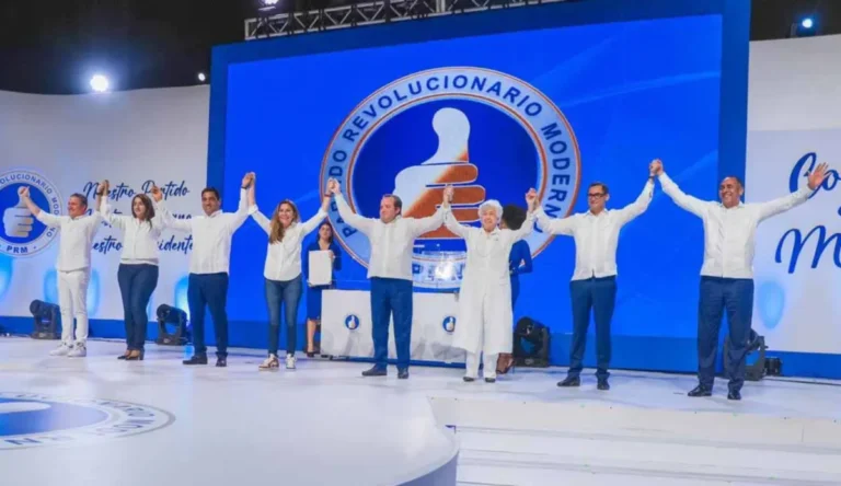 Abinader lanza críticas a oposición y llama al PRM a tomar las calles
