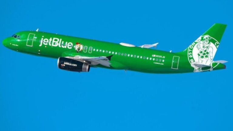 Avión rinde homenaje a Boston Celtics aterriza en Puerto Plata