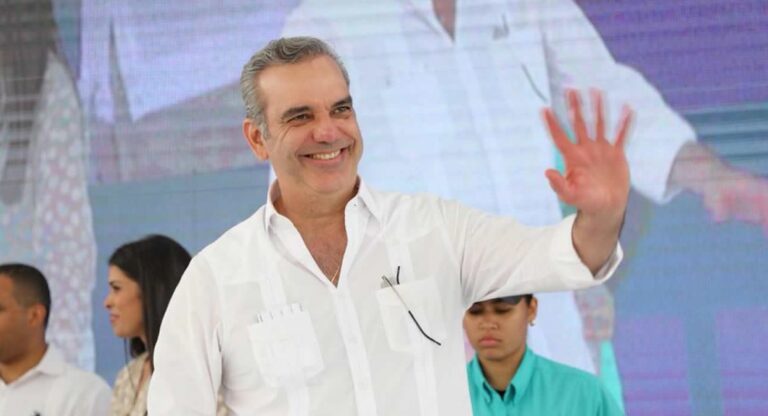 Presidente Abinader concluye jornada de actividades en Puerto Plata y Samaná