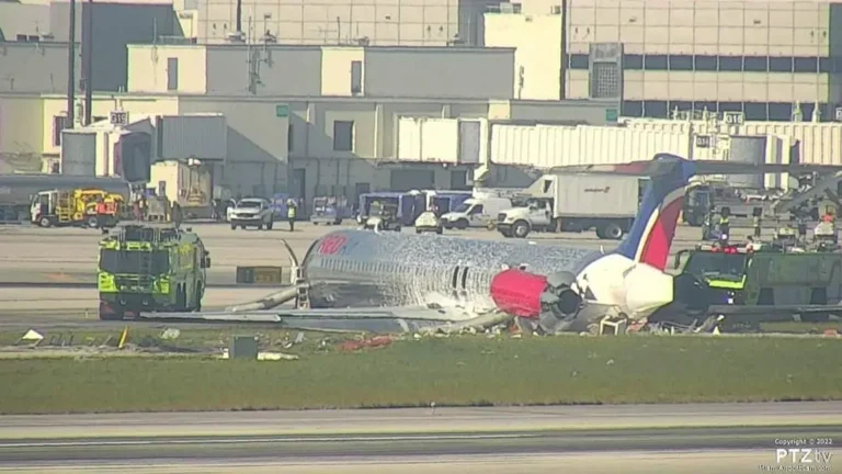 Se incendia avión en el Aeropuerto Internacional de Miami tras aterrizaje forzoso; al menos 4 heridos
