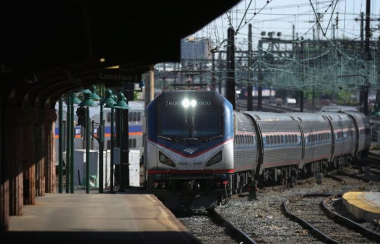 Un tren se descarrila en el centro de EEUU y deja tres muertos
