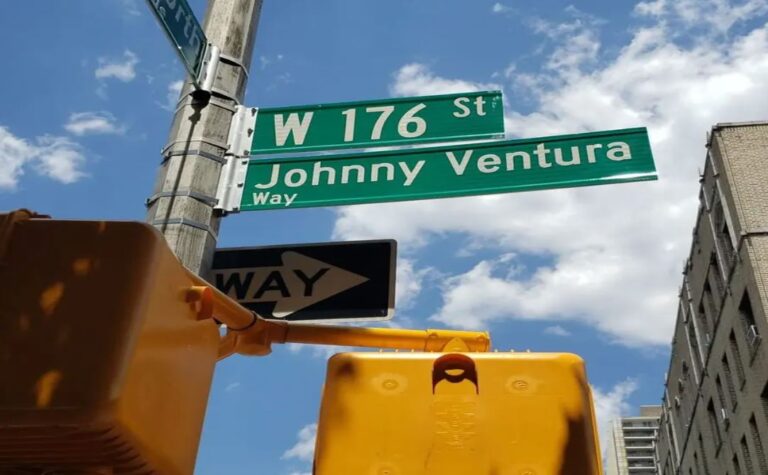 Calle frente al icónico teatro United Palace en Nueva York es nombrada Johnny Ventura Way
