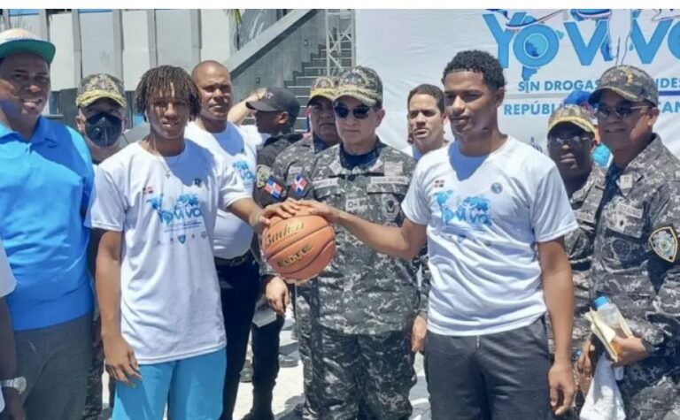 Policía celebra festival deportivo con miles de jóvenes del DN