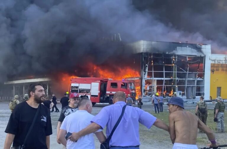 Un misil ruso cae en comercio y mata 15 personas Ucrania