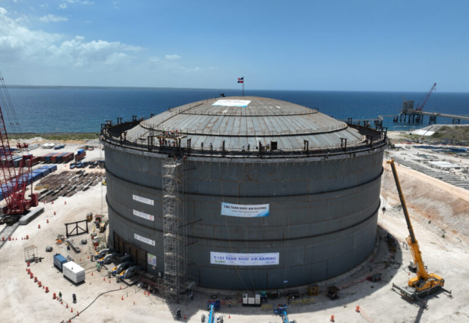 ENADOM instala cúpula en el nuevo tanque que ampliará el suministro de gas natural