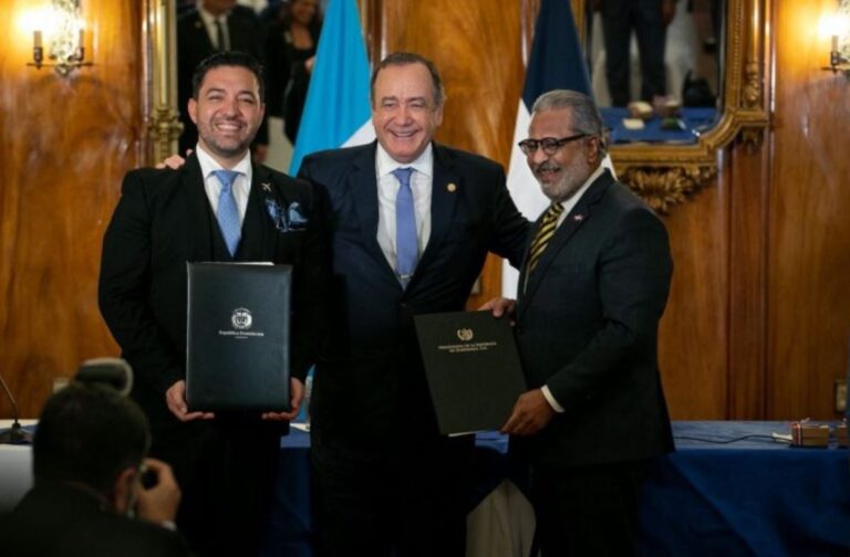 RD y Guatemala firman acuerdo de servicios aéreos