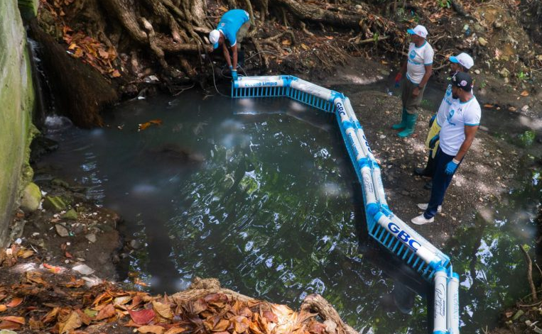 Instalan Biobarda en desembocadura de cañadas para evitar contaminación de playas de Puerto Plata