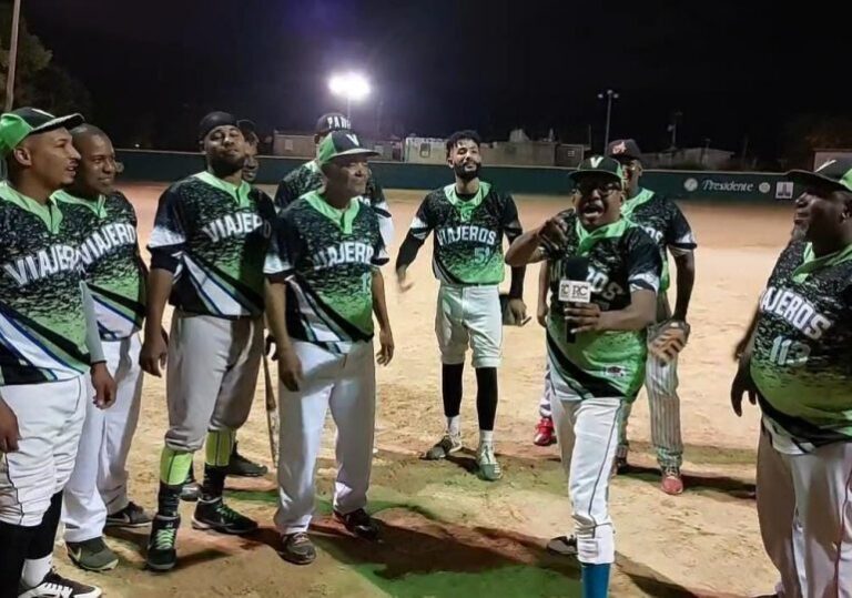 «Los Viajeros» el equipo de softball más alegre de RD, rompe los esquemas de celebración de un triunfo