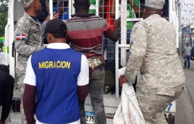 Dirección General de Migración detiene prófugo haitiano; lo entrega a la policía