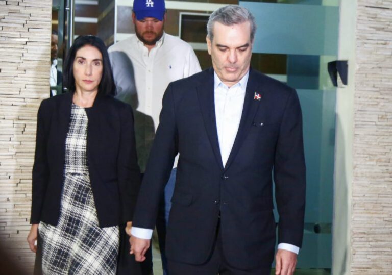 Abinader y Raquel Arbaje visitan familia Jorge Villegas para solidarizarse por muerte de Orlando Jorge Mera