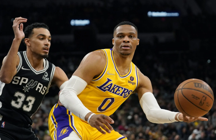 Westbrook ejerce opción de 47,1 millones y seguirá otro año con los Lakers