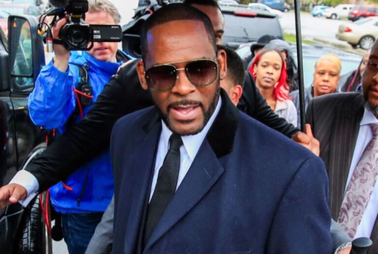 Cantante R. Kelly sentenciado a 30 años de cárcel por delitos sexuales