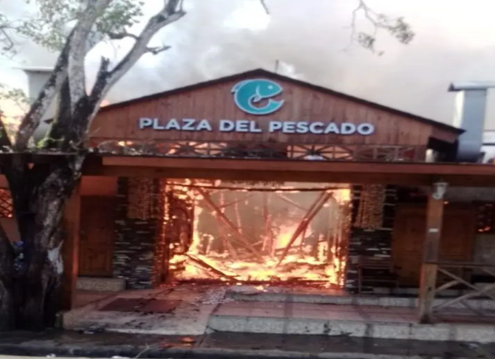 Un incendio afectó al restaurant Lumaka en Boca Chica