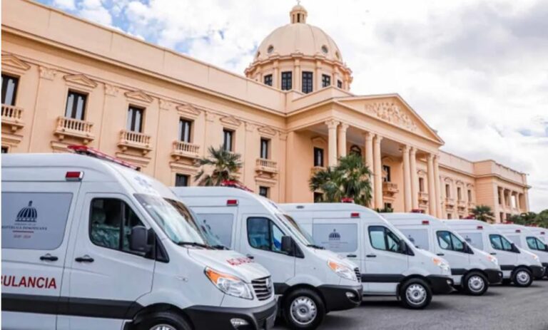 Gobierno entrega 30 ambulancias equipadas para fortalecer los servicios de emergencias