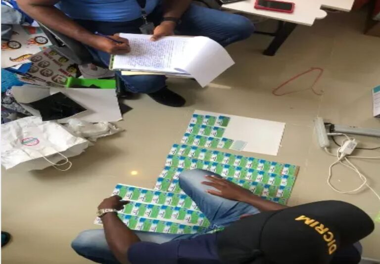 Ministerio Público y Policía Nacional apresan a tres personas con 210 tarjetas Supérate clonadas
