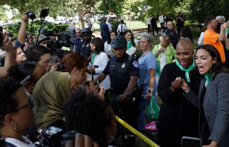 Arrestan a 17 legisladores en EEUU en protesta a favor del aborto afuera de la Corte Suprema