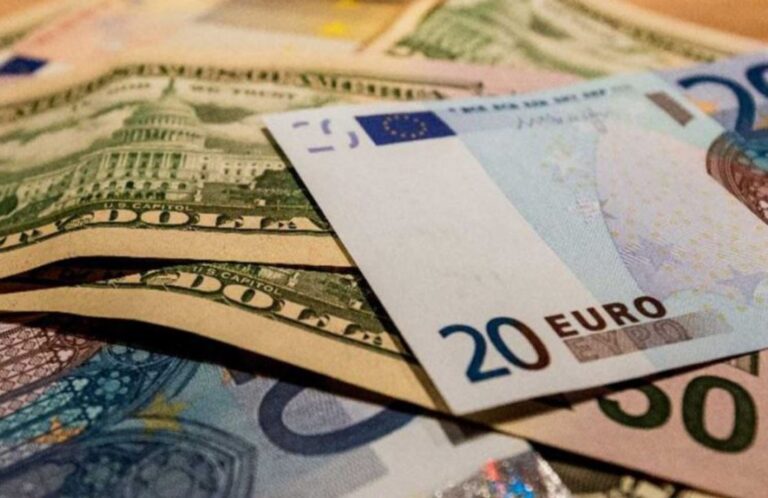 Euro cae brevemente debajo del dólar por primera vez desde 2002